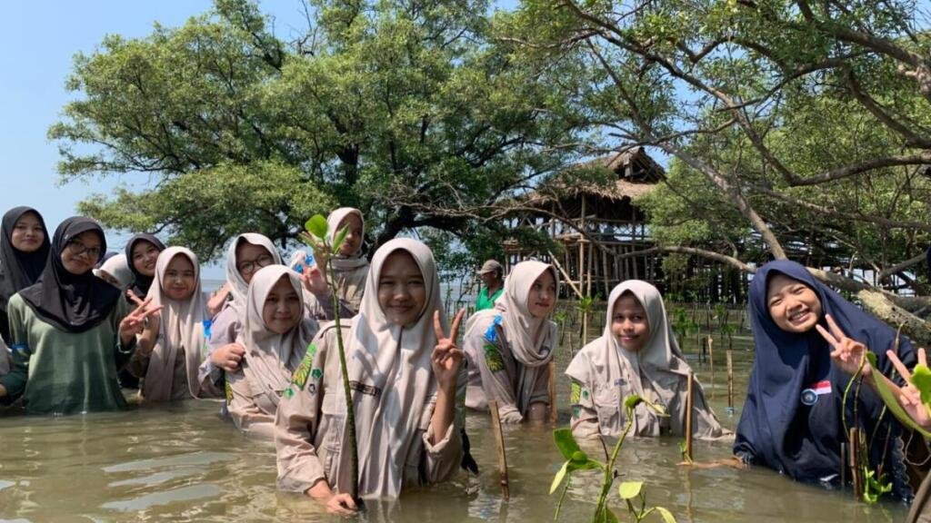 HW SMAMDA Sidoarjo Ajak Siswa SMP Tanam 250 Bibit Mangrove di Wonorejo