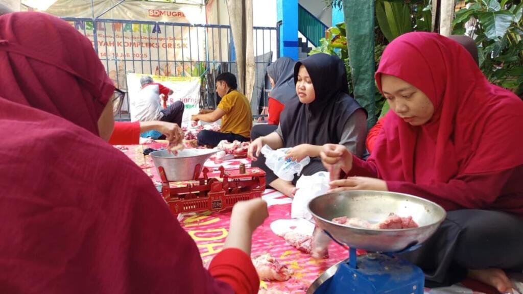 Ikhlas dan Berbagi, Cara Guru dan Karyawan SD Mugres Kampus B Memaknai Kurban