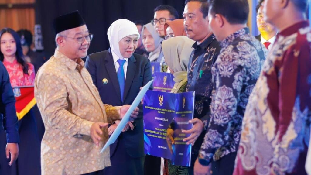 Khofifah dan Abdul Mu’ti Lepas 3.600 Lulusan SMK Jatim Kerja ke Luar Negeri
