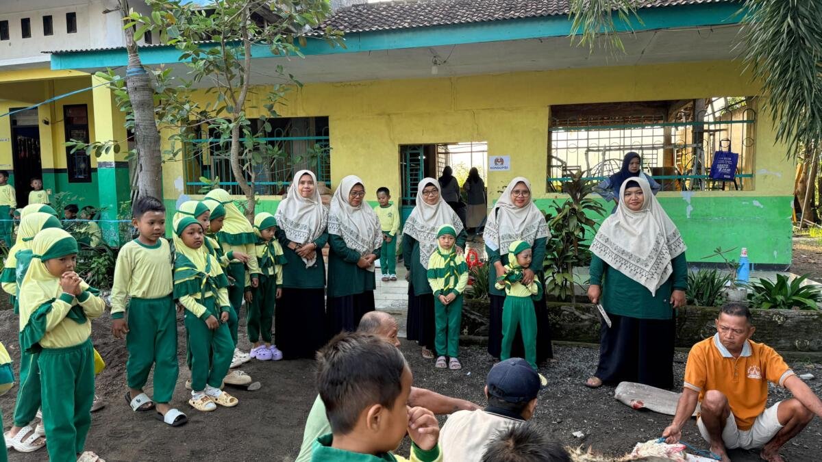 Kurban Perdana TK ABA 28 Karangsemanding, Bagikan 115 Bungkus Daging kepada Siswa dan Warga