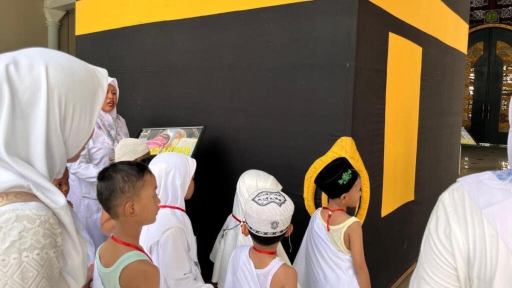 Langkah Kecil ke Baitullah, Siswa TK Aisyiyah Antusias Ikuti Manasik Haji di SMAMDA Sidoarjo