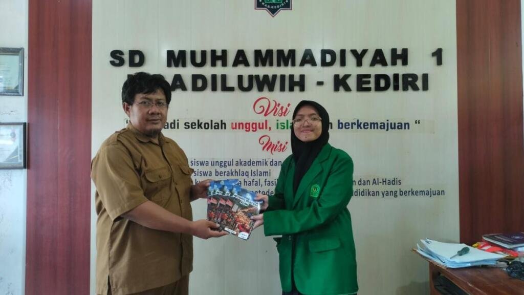 Mahasiswa UIN Syekh Wasil Kediri Serahkan Buku Mitigasi Bencana ke SD Mutu