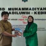 Mahasiswa UIN Syekh Wasil Kediri Serahkan Buku Mitigasi Bencana ke SD Mutu