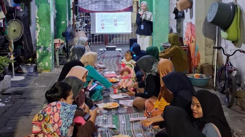 Mahasiswi UMSURA Gelar NGOBRAS CERDAS REMAJA tentang SADARI