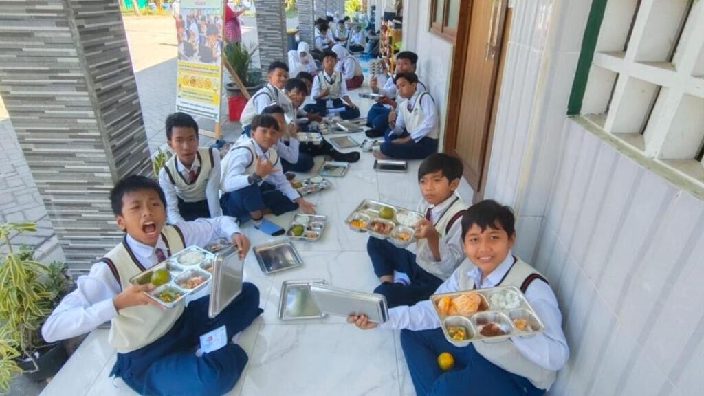 MBG Hadir, Hati Siswa SD Almadany Gembira