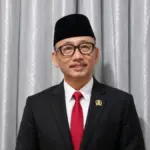 Mengakar atau Terseret Arus?