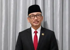 Mengakar atau Terseret Arus?