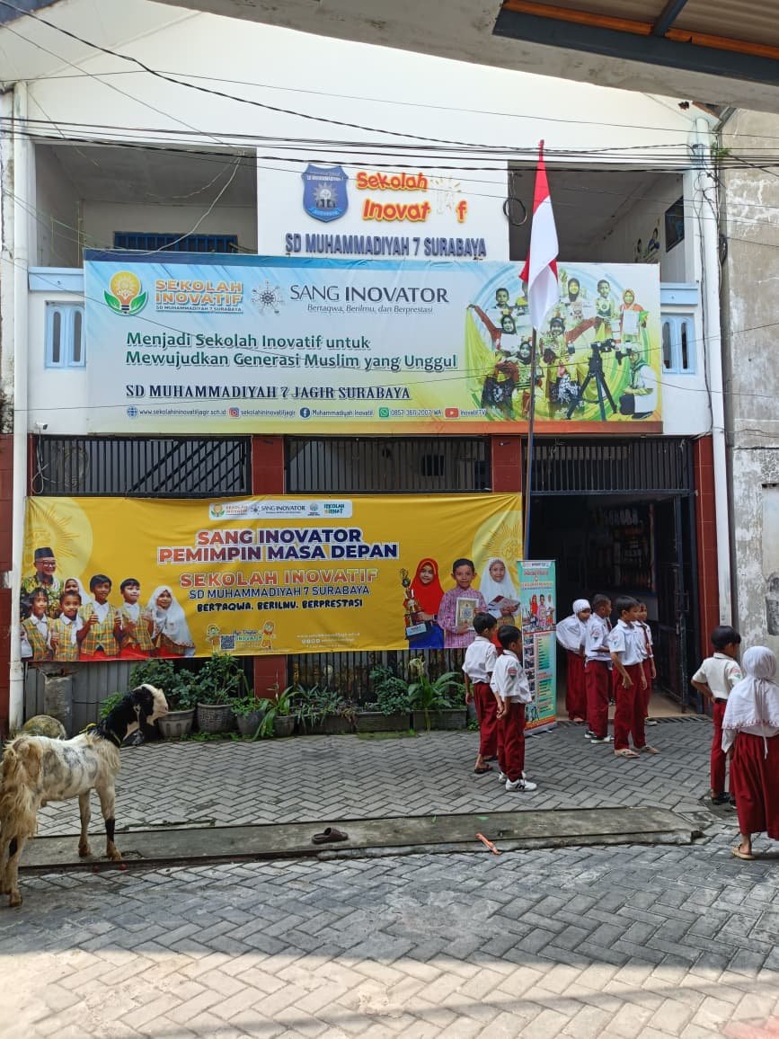 Gerbang SD Muhammadiyah 7 Surabaya yang berlokasi di Jalan Jagir Sidomukti VI D No. 5, Kecamatan Wonokromo (Foto: Yusdwiya/PWMU.CO)