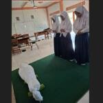 Murid Kelas 9 SMP Muhammadiyah 1 Blitar Ikuti Ujian Praktik Shalat Jenazah