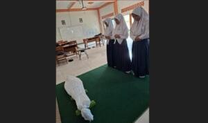 Murid Kelas 9 SMP Muhammadiyah 1 Blitar Ikuti Ujian Praktik Shalat Jenazah