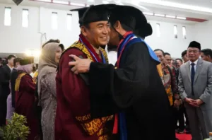 Pelukan di Panggung Guru Besar: Jejak Panjang Dua Sahabat Lamongan
