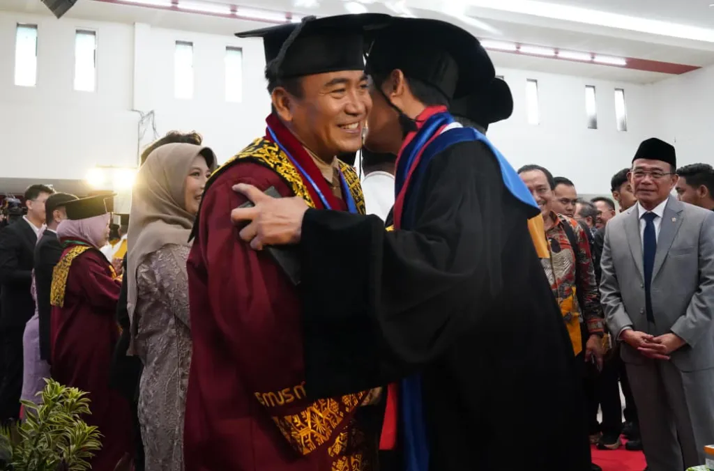 Pelukan di Panggung Guru Besar: Jejak Panjang Dua Sahabat Lamongan
