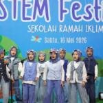Penyanyi Cilik Kelas 1 Meriahkan Festival STEM di Gressmall dengan Lagu Peduli Lingkungan