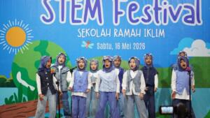 Penyanyi Cilik Kelas 1 Meriahkan Festival STEM di Gressmall dengan Lagu Peduli Lingkungan