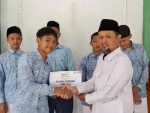 KLL MBS Prof. Hamka Salurkan Beasiswa Rp20 Juta untuk 40 Santri