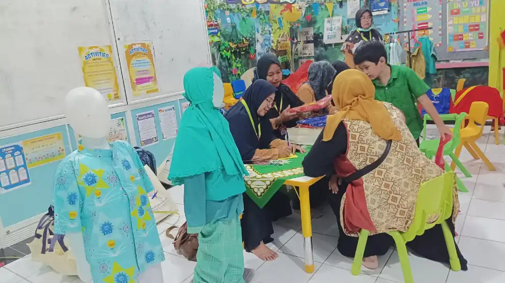 Seragam Baru, Semangat Baru: Antusias Calon Siswa Padati Sekolah Kreatif Baratajaya