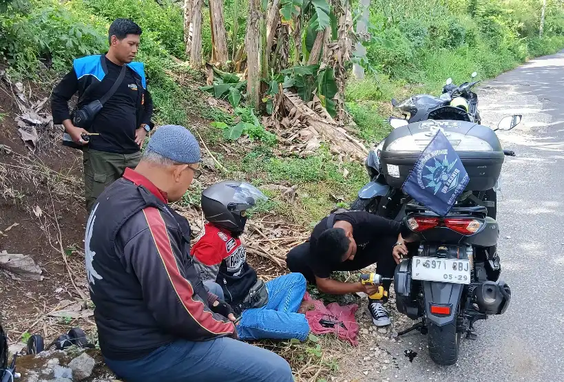 Sigap! Tim Teknis BikersMu Tulungagung Bantu Perbaiki Motor Peserta Kopdargab VI