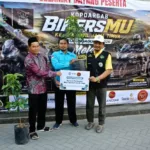 BikersMu dan Quran Best Serahkan Bibit Pohon Produktif kepada PCM Sendang