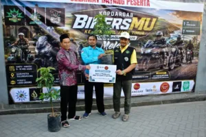 BikersMu dan Quran Best Serahkan Bibit Pohon Produktif kepada PCM Sendang