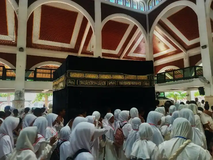 Belajar Rukun Islam Kelima, Siswa SD Mugres Ikuti Manasik Haji dengan Antusias