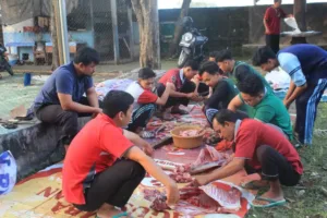 Tanamkan Keikhlasan dan Kepedulian, SMA Muhammadiyah 10 Sugio Gelar Kegiatan Kurban