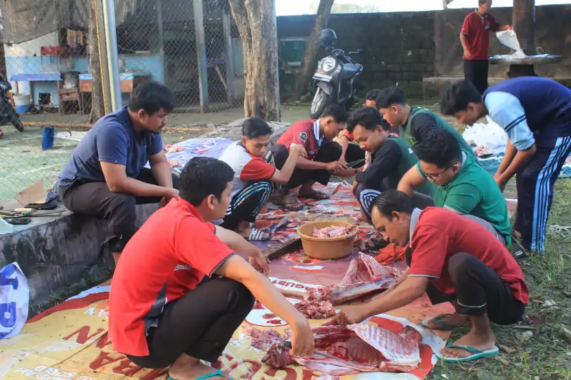 Tanamkan Keikhlasan dan Kepedulian, SMA Muhammadiyah 10 Sugio Gelar Kegiatan Kurban