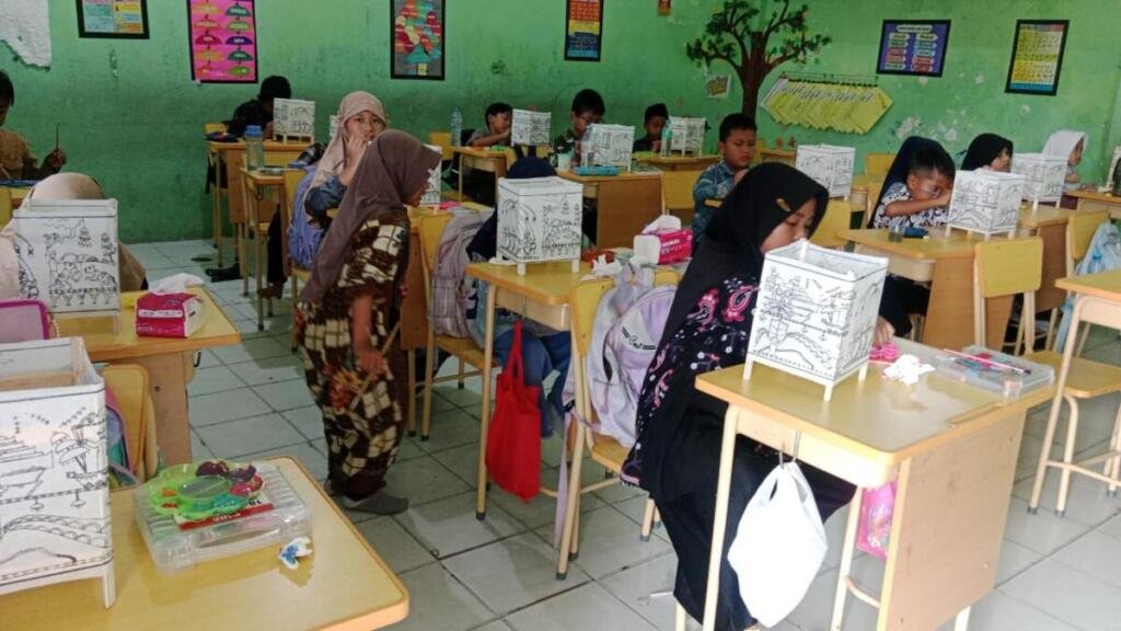 Riuh Tawa dan Goresan Warna Warnai Festival Damar Kurung di SD Muhammadiyah Benjeng