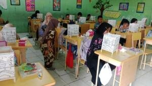 Riuh Tawa dan Goresan Warna Warnai Festival Damar Kurung di SD Muhammadiyah Benjeng