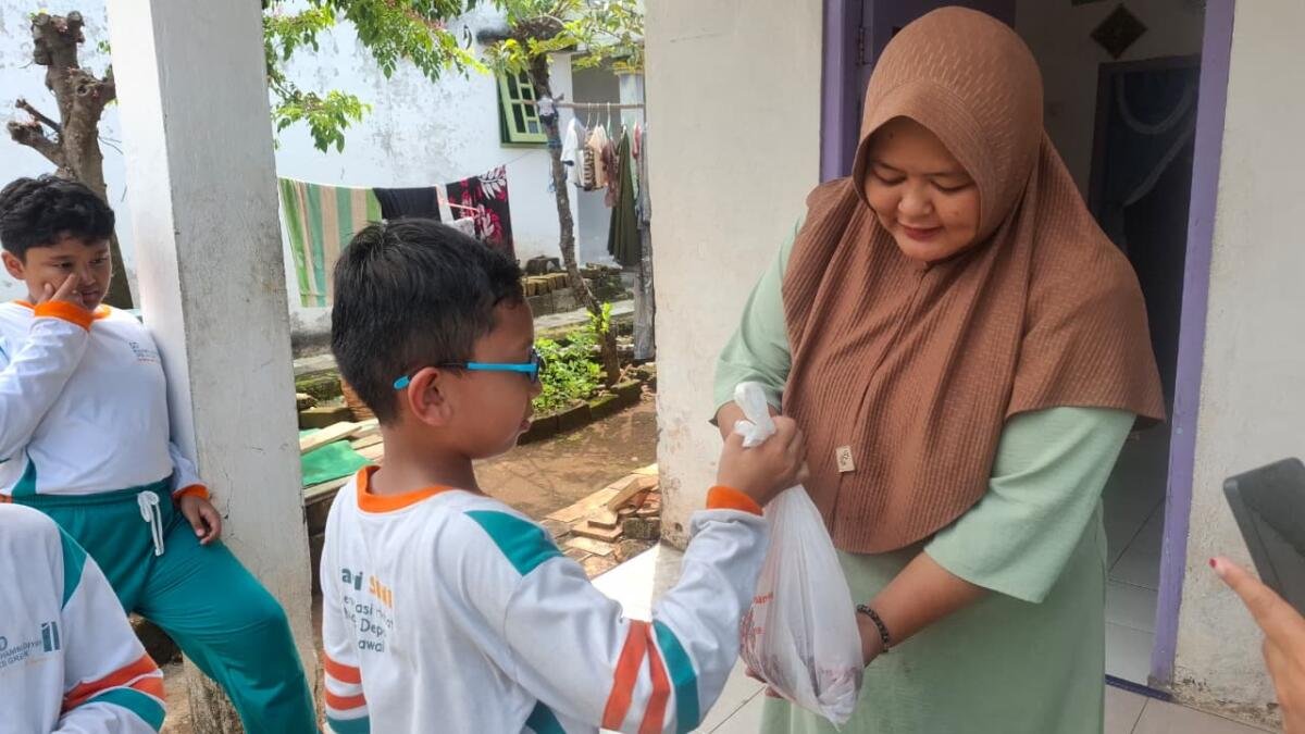 Shohibul Kurban Mugeb PS Belajar Berbagi Kebahagiaan Lewat Bakti Sosial di Banyuurip