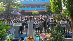 Simulasi Sholat Iduladha SD Ikrom Jadi Sarana Edukasi dan Membangun Kebersamaan