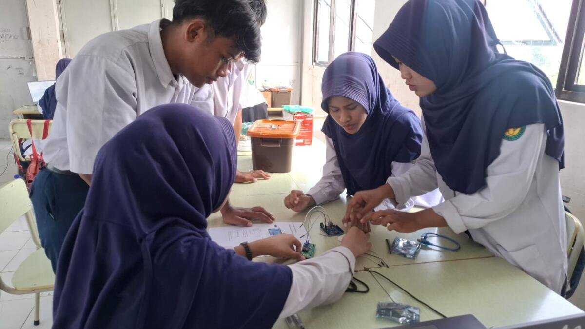 Spem Eight Gelar Ujian Praktik Terintegrasi: Kolaborasi IPA dan Informatika Berbasis STEM
