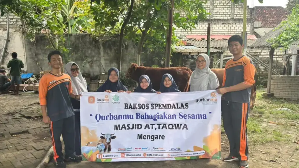 Semangat Berbagi, Spemdalas Salurkan 2 Sapi Kurban untuk Warga Mengare Gresik