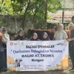Semangat Berbagi, Spemdalas Salurkan 2 Sapi Kurban untuk Warga Mengare Gresik