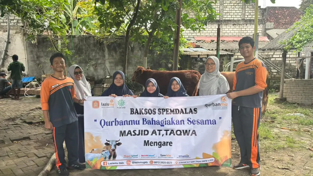 Semangat Berbagi, Spemdalas Salurkan 2 Sapi Kurban untuk Warga Mengare Gresik
