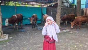 Tabungan Lebaran Jadi Hewan Kurban, Shaqueena Murid SD Mumtaz Inspirasi Teman-Temannya Berbagi di Hari Raya