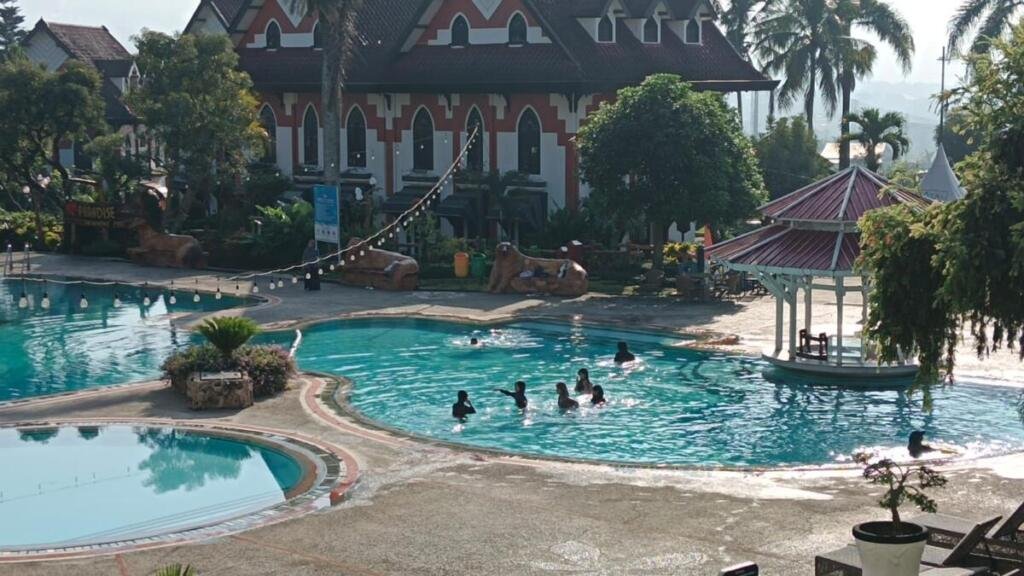 Usai Cambridge Test, Siswa SD Musix Nyemplung Bareng di Royal Hotel Batu