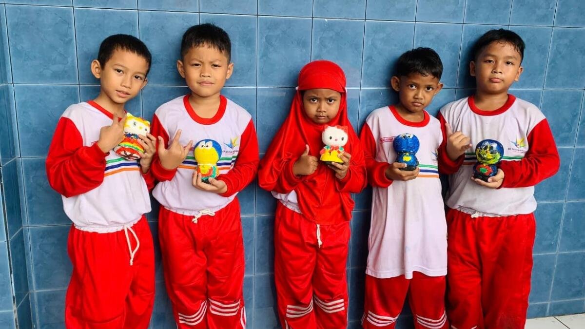 Warnai Celengan Gipsum, SD Mugres Bimbing Murid Lebih Hemat dengan Cara Unik