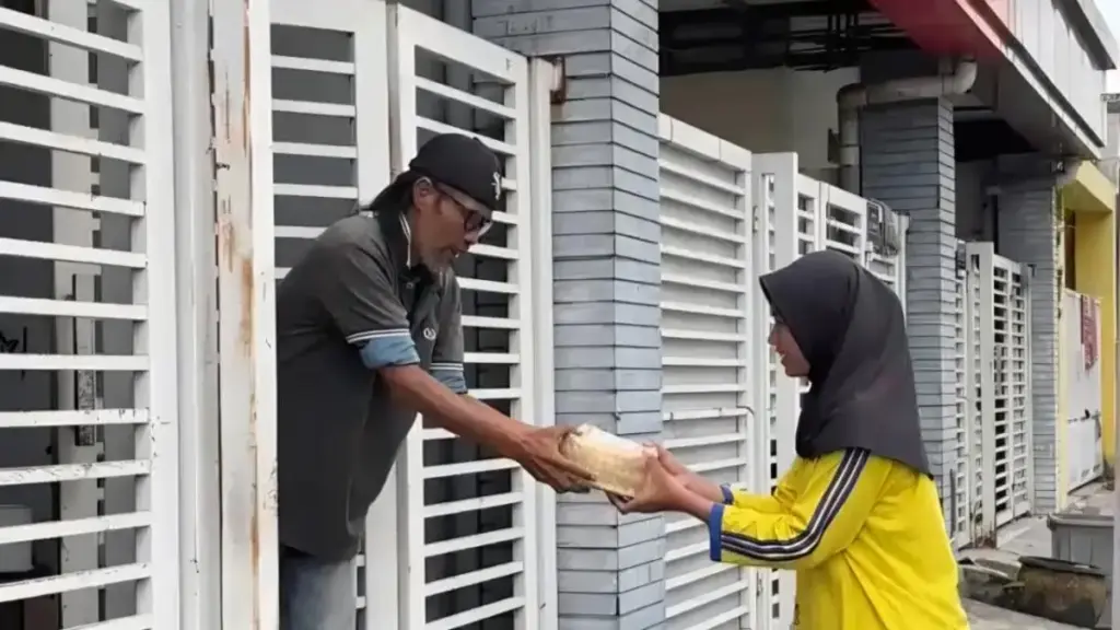 Smamio Gresik Gunakan Besek Bambu saat Pembagian Daging Kurban Iduladha