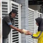 Smamio Gresik Gunakan Besek Bambu saat Pembagian Daging Kurban Iduladha