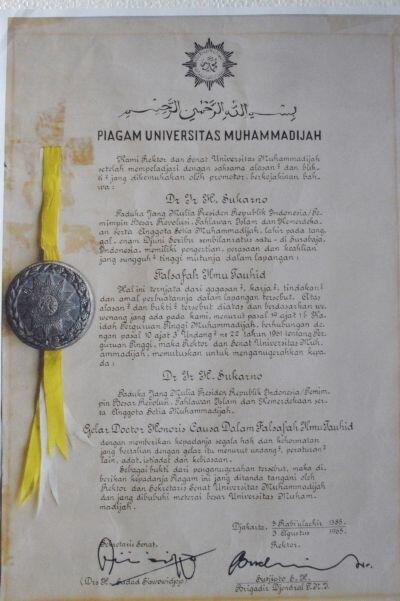 Piagam Penghargaan Doktor Kehormatan untuk Soekarno dari Universitas Muhammadiyah (Foto: Koleksi UPT Perpustakaan Proklamator Bung Karno, Blitar)