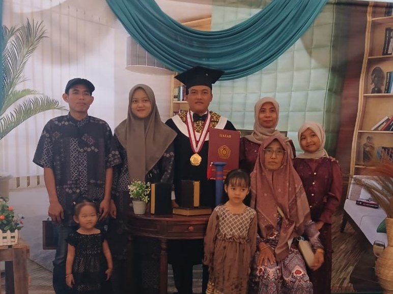 Di Balik Gelar Magister Helmi Rohmanto, Ada Madrasah dan Usaha yang Terus Berjalan
