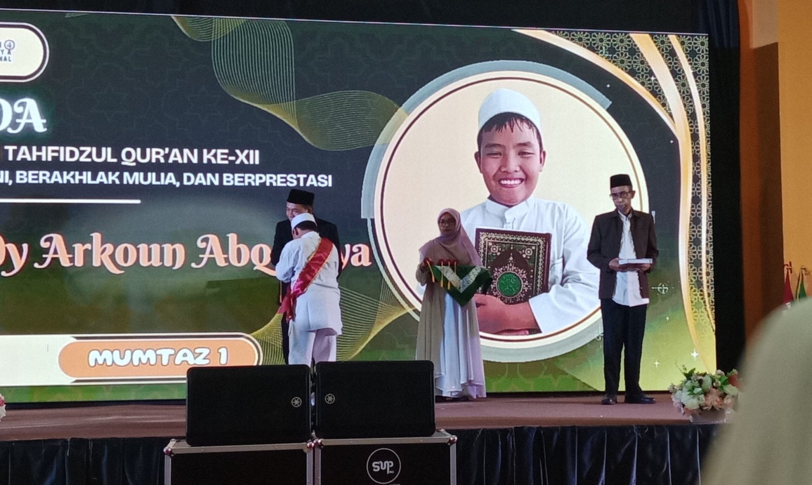 Murid SD Mudipat menjalani prosesi Wisuda Tahfidz di Smamda Tower (Foto: Hyda/PWMU.CO)