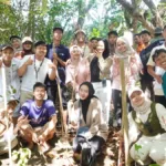 IMM UNEJ Tanam 91 Mangrove dan Salurkan Sembako dalam Aksi Green Action di Pantai Bandealit