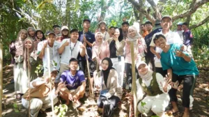 IMM UNEJ Tanam 91 Mangrove dan Salurkan Sembako dalam Aksi Green Action di Pantai Bandealit