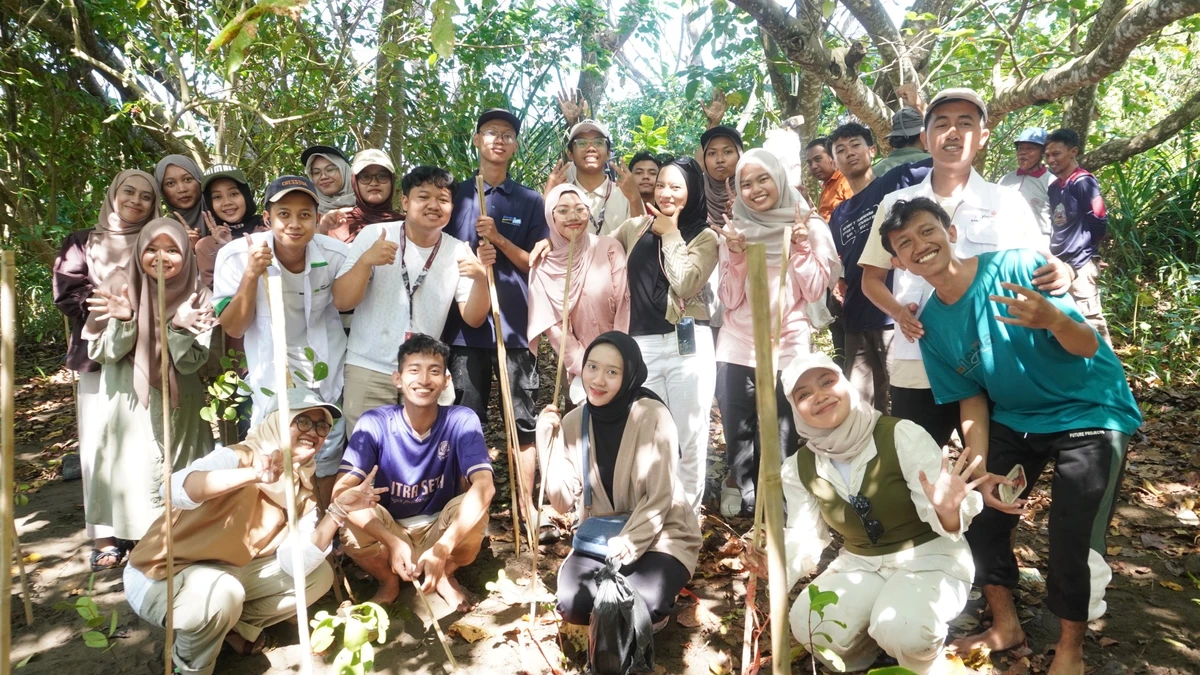IMM UNEJ Tanam 91 Mangrove dan Salurkan Sembako dalam Aksi Green Action di Pantai Bandealit