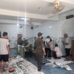 Bentuk Cinta Masjid, Jamaah Bahagia Gotong Royong Bongkar Ubin Dinding