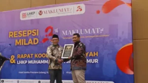 LHKP PWM Jatim Beri Lifetime Achievement untuk Muhammad Mirdasy