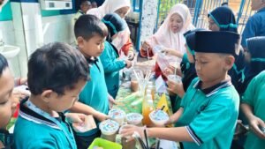 Belajar Berwirausaha Sejak Dini Melalui Market Day SD Muhammadiyah 1 & 2 Taman