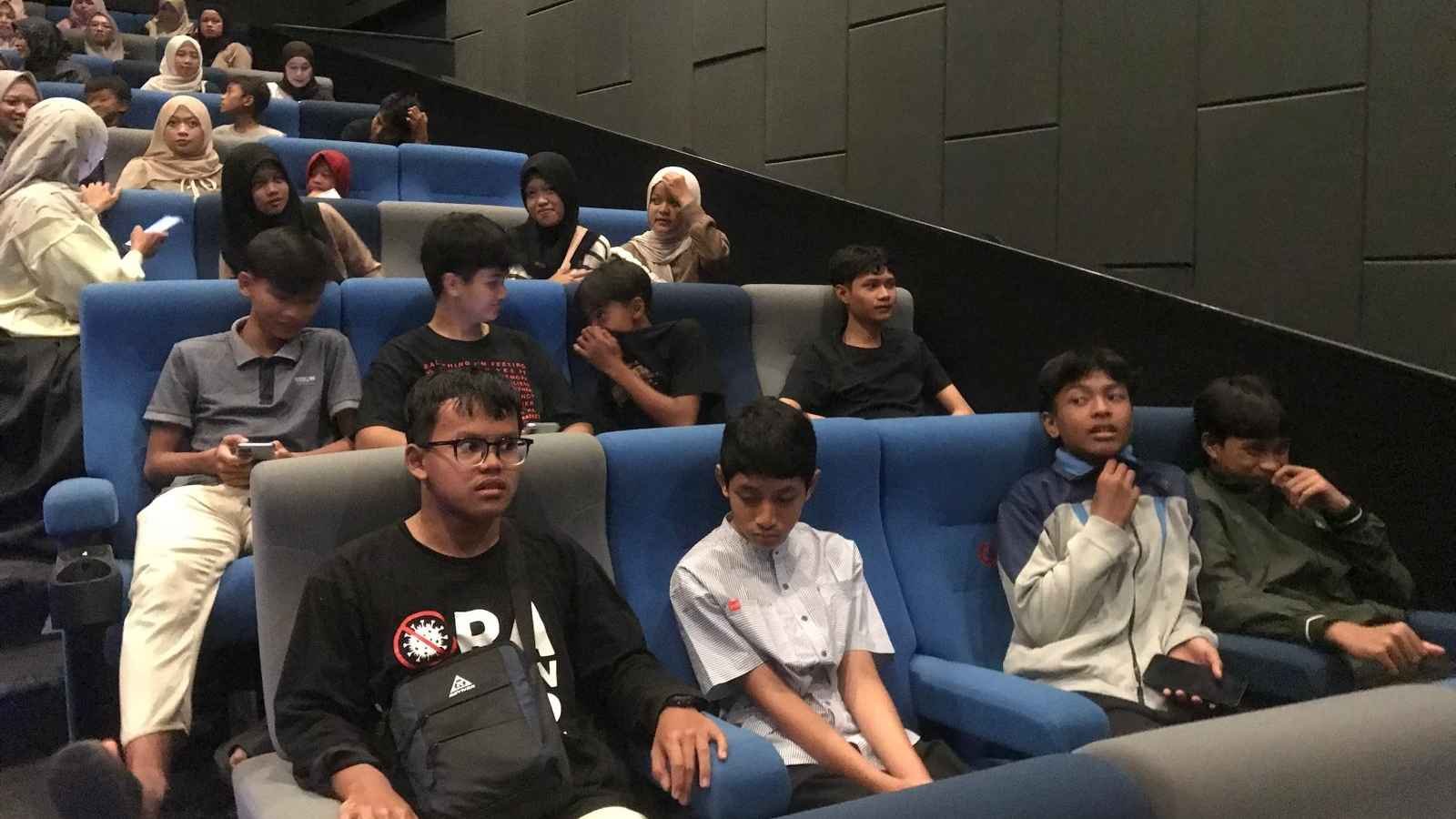 Siswa SMP Muhammadiyah 1 Blitar Petik Nilai Kehidupan Lewat Nobar Film ‘Children of Heaven’