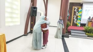 Kala Orang Tua Turut Berbaris dalam Prosesi Pelepasan Siswa Kelas VI SD Almadany 